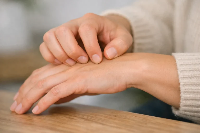 main droite qui gratte signification